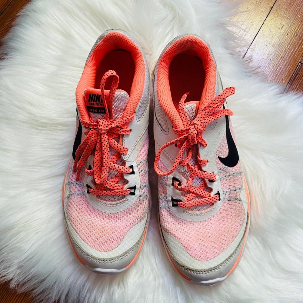Nike sneakers size 5,5